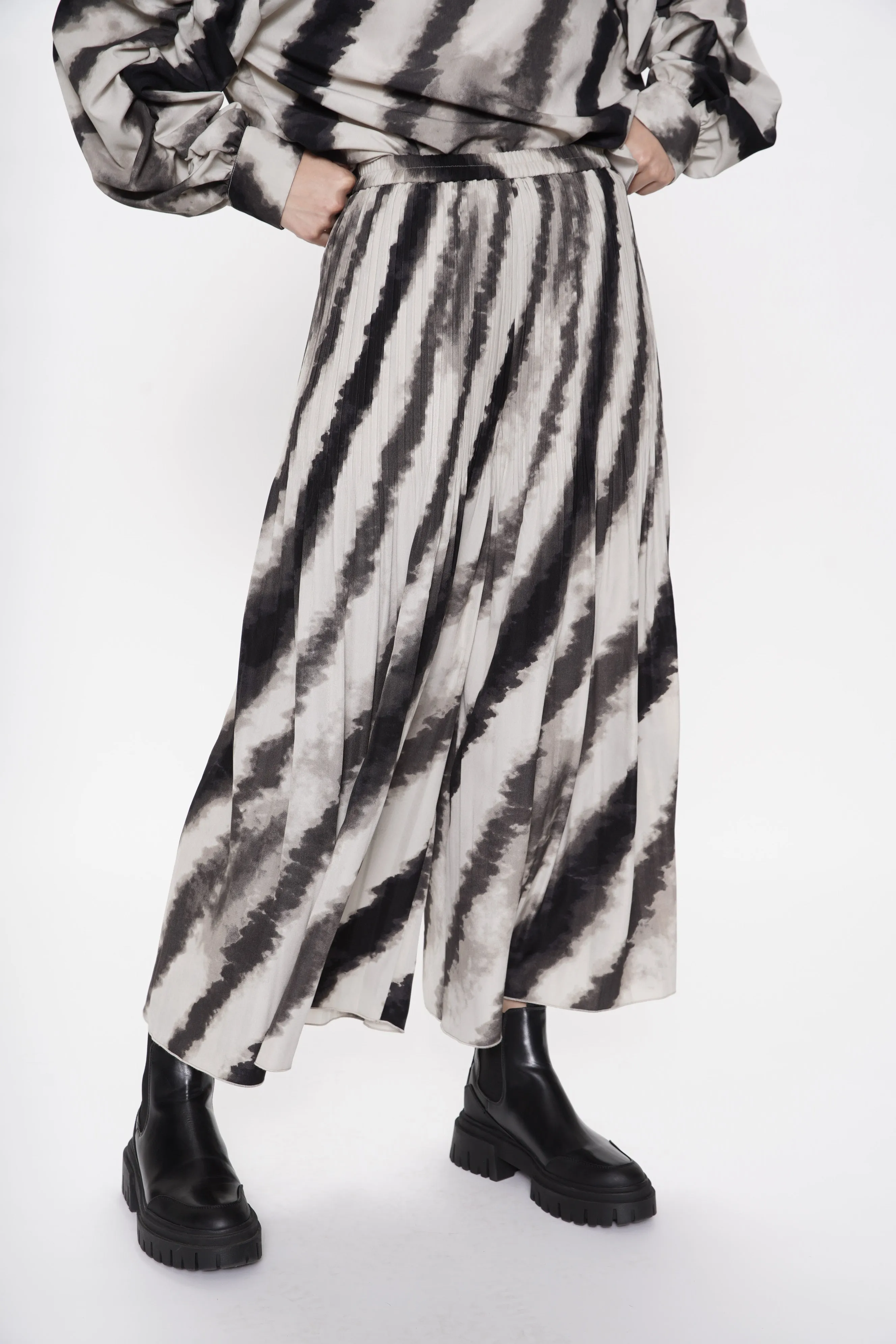 Abstract Print Crinkle Pleated Culotte