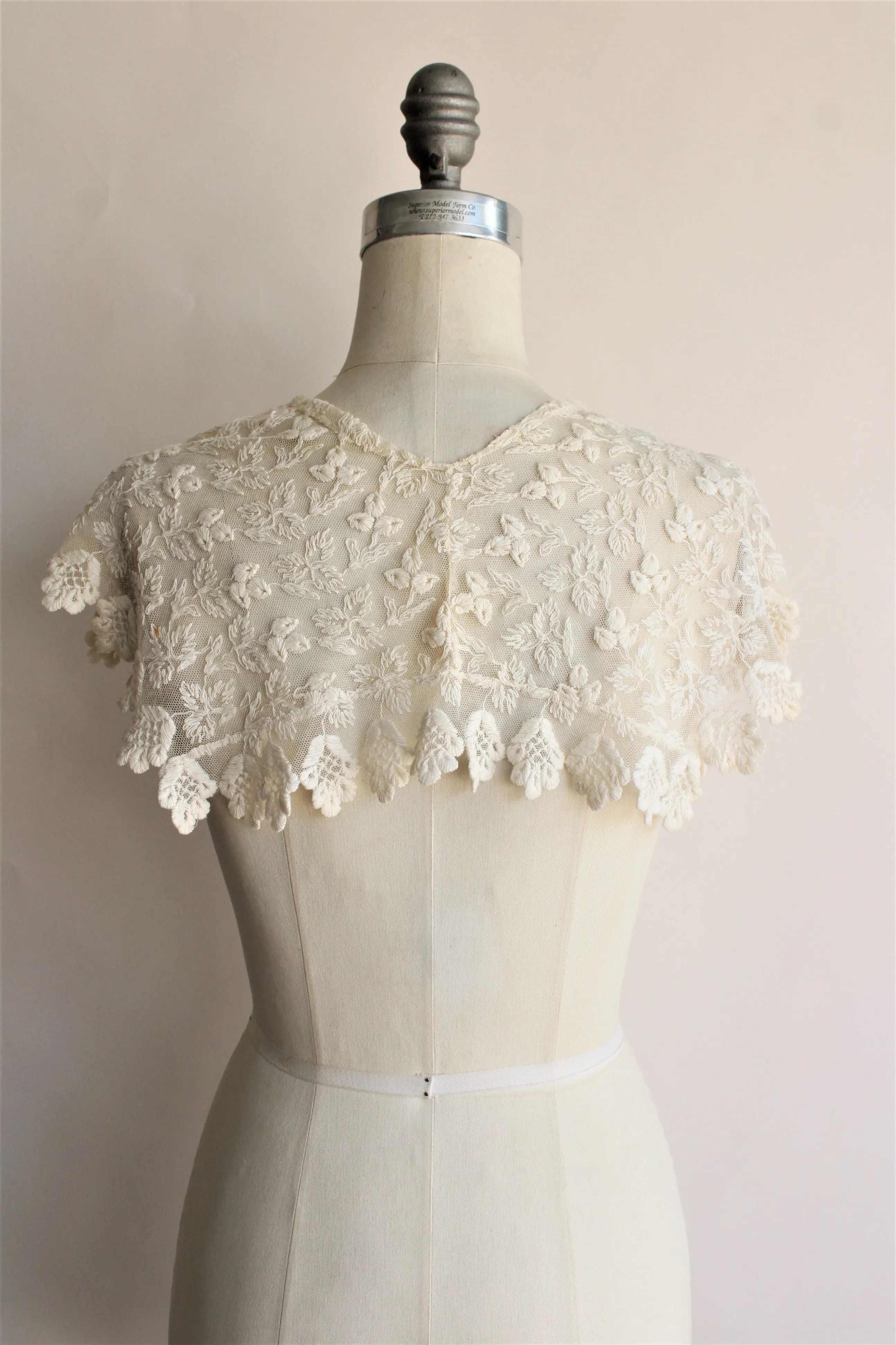 Vintage 1930s 1940s Ivory Lace Shawl Collar