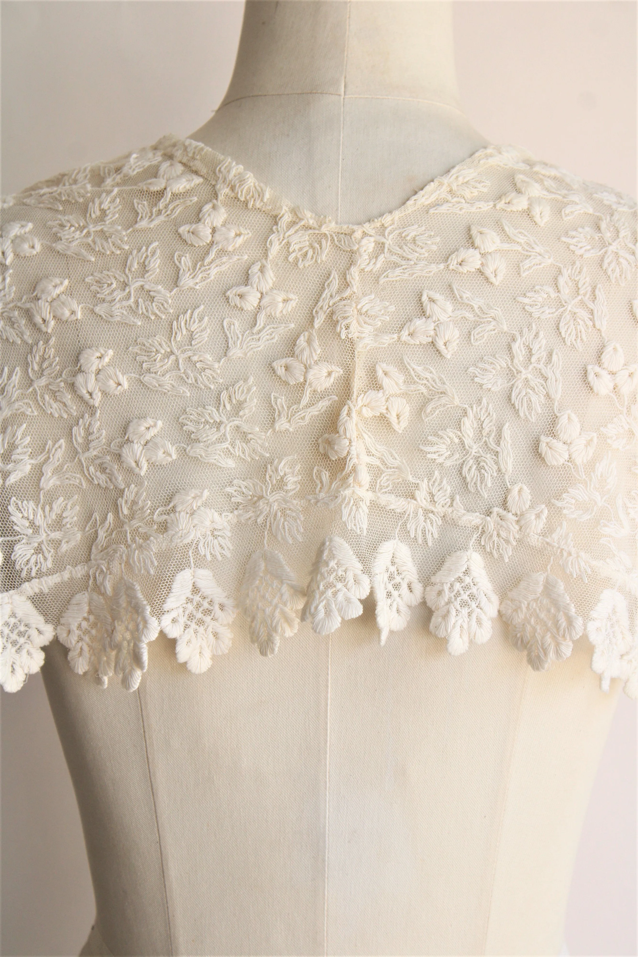 Vintage 1930s 1940s Ivory Lace Shawl Collar