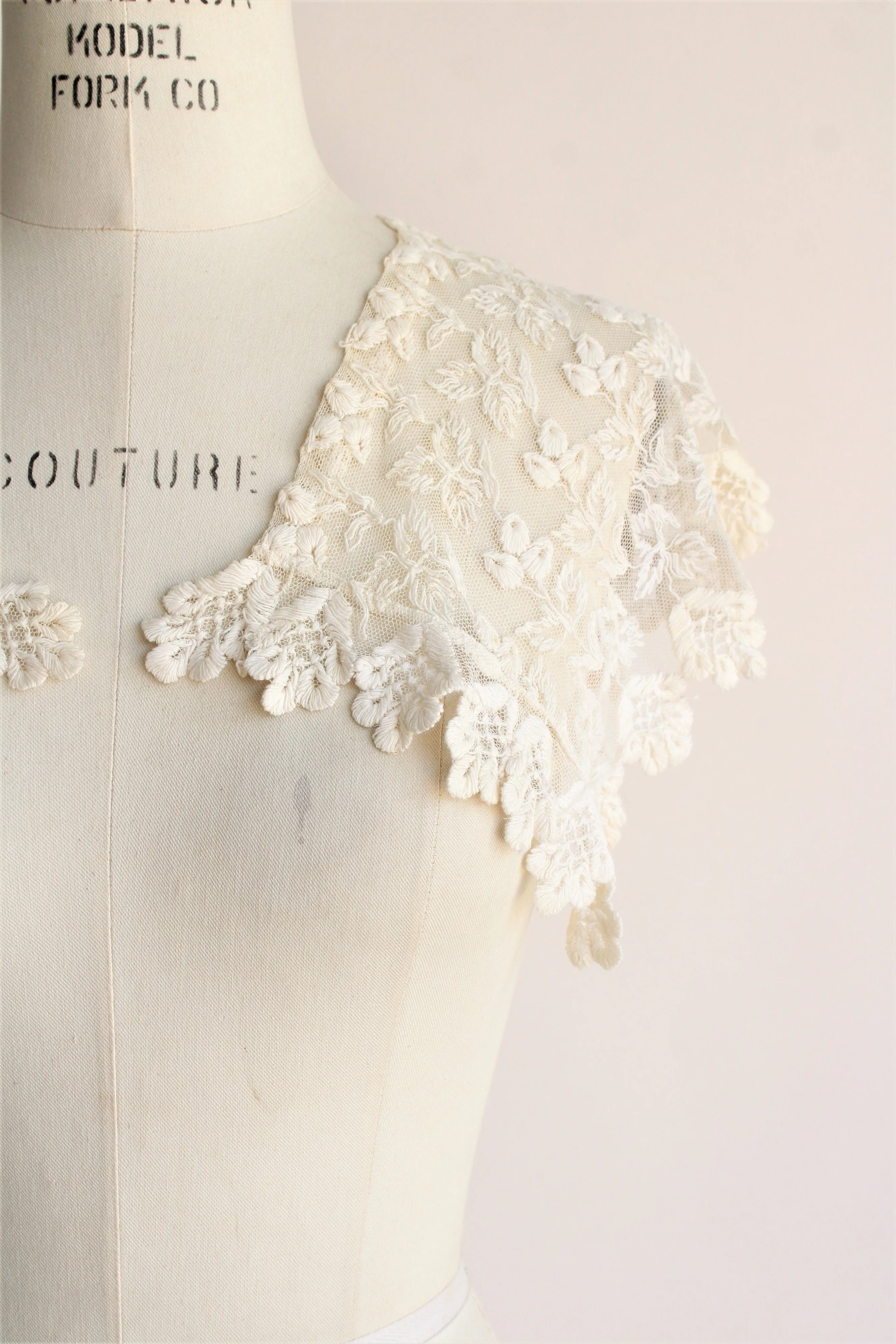 Vintage 1930s 1940s Ivory Lace Shawl Collar