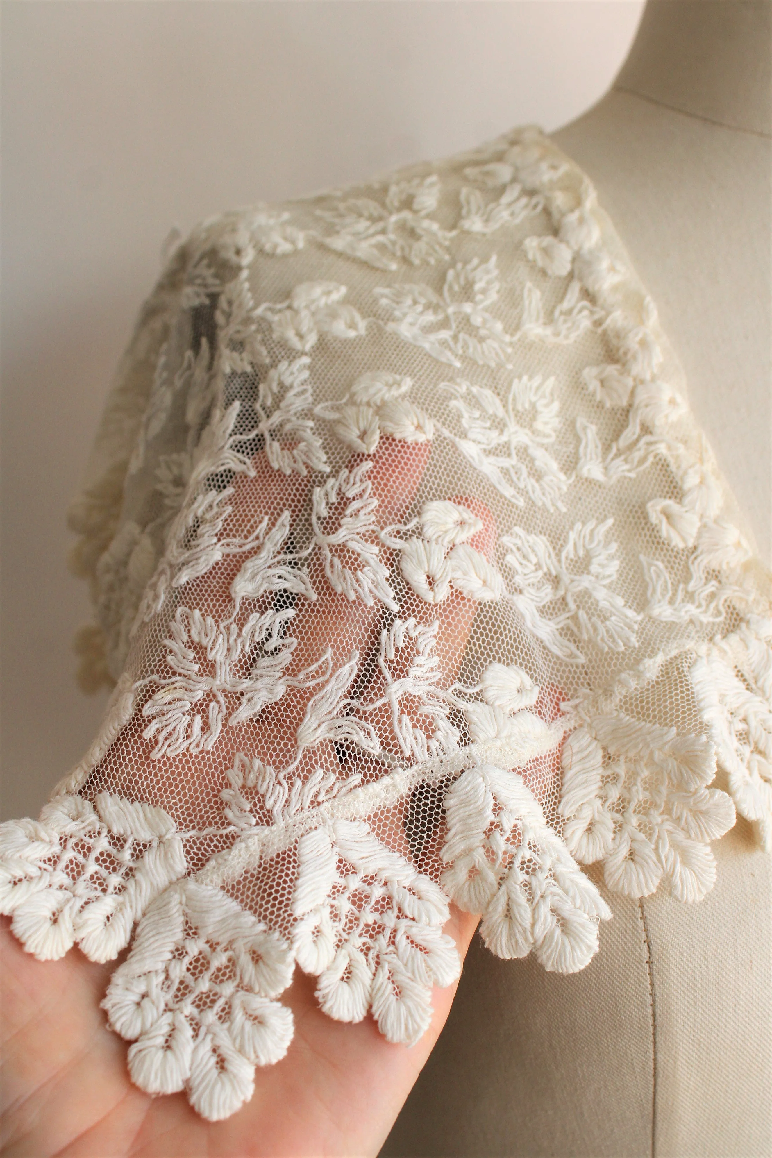 Vintage 1930s 1940s Ivory Lace Shawl Collar