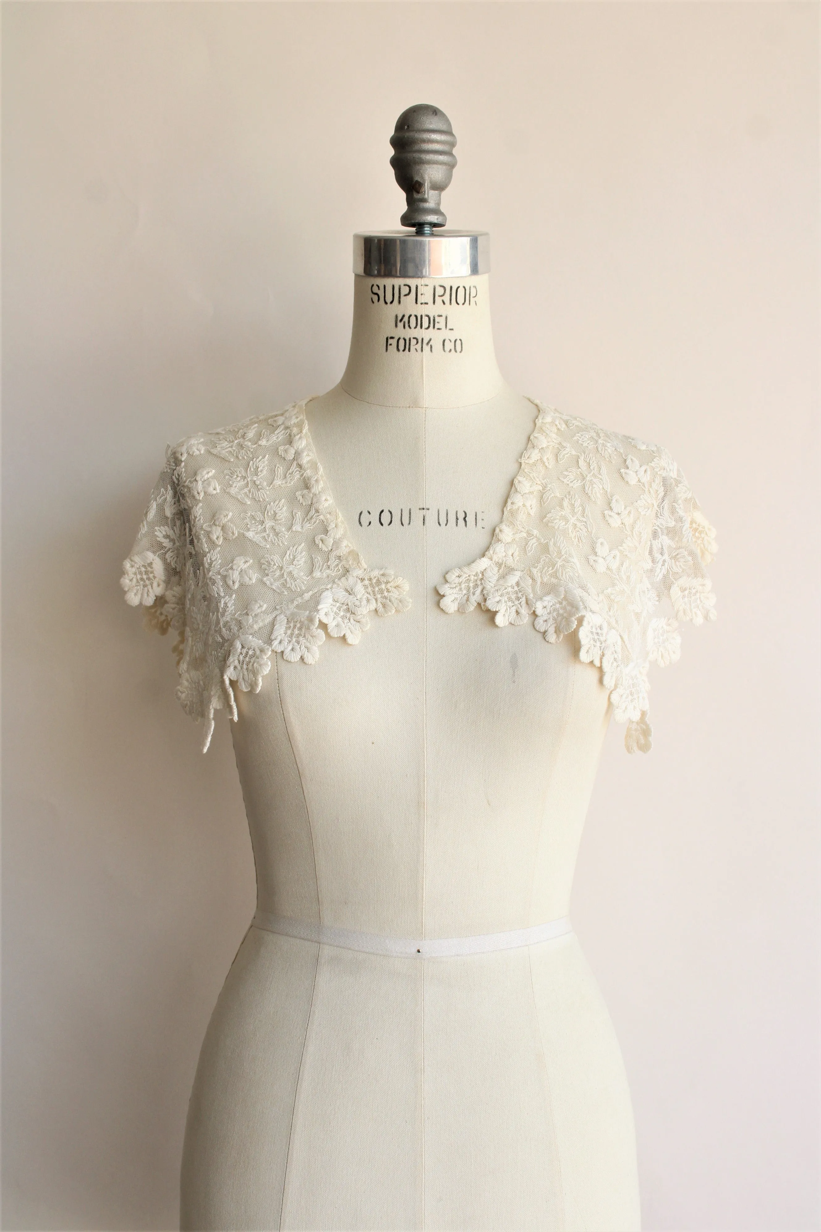 Vintage 1930s 1940s Ivory Lace Shawl Collar