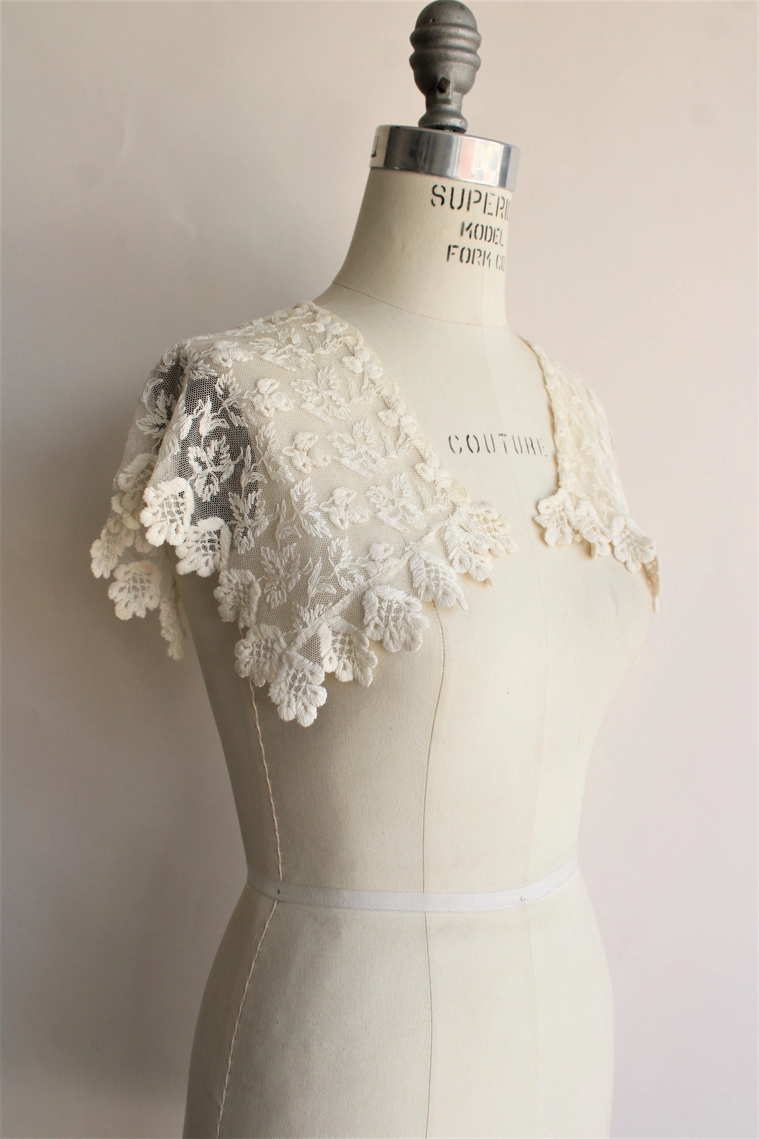 Vintage 1930s 1940s Ivory Lace Shawl Collar